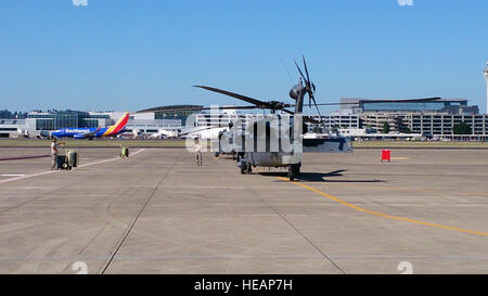 Ein 305th Rescue Squadron HH-60 und 79. Rescue Squadron HC-130J sind während Cascadia Rising in Portland, Oregon/USA, Juni 7 nebeneinander geparkt. Die 305th RQS wurde in Portland, der 304. Rescue Squadron Vorgänge während dieser Übung zu unterstützen. 79. RQS betreibt die Lockheed HC-130J "Kampf gegen König II" Variante des c-130 "Hercules" und schnell einsetzbaren Bekämpfung Such- und Rettungsdienst Kräfte Theater Befehlshabern weltweit bietet. Die 305th RQS gehört zur Gruppe 943rd Rettung an Davis-Monthan Air Force Base in Tucson, Arizona  Master Sergeant Greg Hager) Stockfoto