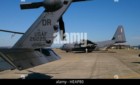 Ein 305th Rescue Squadron HH-60 und 79. Rescue Squadron HC-130J sind während Cascadia Rising in Portland, Oregon/USA, Juni 7 nebeneinander geparkt. Die 305th RQS wurde in Portland, der 304. Rescue Squadron Vorgänge während dieser Übung zu unterstützen. 79. RQS betreibt die Lockheed HC-130J "Kampf gegen König II" Variante des c-130 "Hercules" und schnell einsetzbaren Bekämpfung Such- und Rettungsdienst Kräfte Theater Befehlshabern weltweit bietet. Die 305th RQS gehört zur Gruppe 943rd Rettung an Davis-Monthan Air Force Base in Tucson, Arizona  Master Sergeant Greg Hager) Stockfoto