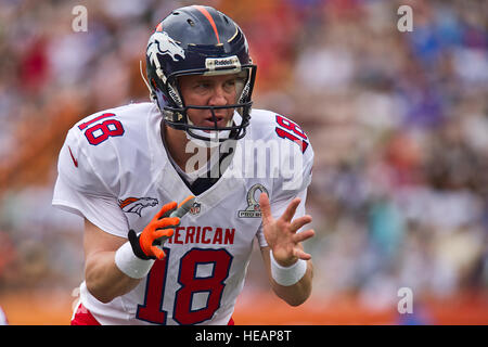 Denver Broncos Quarterback Peyton Manning nennen ein Theaterstück an der Linie im ersten Quartal der 2013 National Football League Pro Bowl, am 27. Januar., im Aloha Stadium in Honolulu. Mehrere hundert Soldat innen, Basen in Hawaii zugewiesen wurden während der Spiele, die Öffnung Zeremonien und die Halbzeit-Feier geehrt. (US Air Force Tech Sgt. Michael R. Holzworth Stockfoto