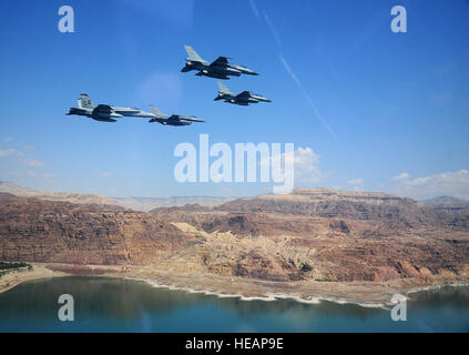 F-16 Fighting Falcons aus den USA und Royal Jordanian Air Forces, sowie eine f-18 Hornet vom US Marine Corps, fliegen in Formation während der Übung eifrig Tiger 13. Mai 2014, über dem Toten Meer in Jordanien. Veranstaltet jährlich in Jordanien, ermöglicht die Ausübung Kampfpiloten und Betreuer von auf der ganzen Welt zum Austausch von Wissen und Erhöhung der Interoperabilität und zeigen ihr Engagement für die regionale Stabilität. Staff Sgt. Roidan Carlson) Stockfoto