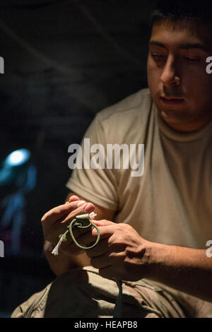 SPC. Philip Martinez, kombiniert gemeinsame spezielle Betriebe Task Force-Afghanistan Fallschirm Rigger, bereitet ein Fracht-Bundle für einen Abwurf an Bord einer C - 130H Hercules in Bagram Airfield, Parwan Provinz, Afghanistan, 6. Oktober 2013. Während zwei Reisen zu entfernten Dropzonen in Ghazni Provinz geliefert Besatzungen aus der 774th Expeditionary Airlift Squadron 32 Cargo bündeln. Martinez stammt aus Genua, Ohio. (USAF Foto/Master Sergeant Ben Bloker) Stockfoto