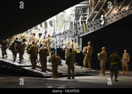 Service-Mitglieder an Bord einer c-17 Globemaster III in Bagram Air Field, Afghanistan, 10. Februar 2014. Nach dem Laden Passagiere, geladen Antenne Port Personal zwei Gepäckstücke Paletten.  Senior Airman Kayla Newman Stockfoto