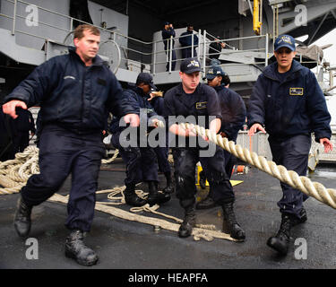 NAVAL BASE KITSAP-BREMERTON, Washington – hieven (13. November 2016) Segler rund um auf einer Linie, wie USS Nimitz (CVN-68) Puget Sound Naval Shipyard fährt. Nimitz führt Routineoperationen in Vorbereitung auf eine bevorstehende 2017 Bereitstellung im Gange.  Seaman Weston A. Mohr Stockfoto