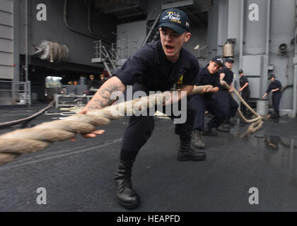 161005-N-MX772-286 BREMERTON, Washington (5. Oktober 2016) Segler hieven um auf einer Linie, wie USS Nimitz (CVN-68) Puget Sound Naval Shipyard zur Durchführung von Probefahrten im Rahmen des Abschlusses einer 20-monatigen erweiterte geplante inkrementelle Verfügbarkeit fährt. Nachdem Nimitz Probefahrten abgeschlossen ist, wird das Schiff ein Training und Qualifikation Zyklus in der Vorbereitung für die bevorstehende Bereitstellung von 2017 beginnen.  Petty Officer 2. Klasse Siobhana R. Mcewen Stockfoto