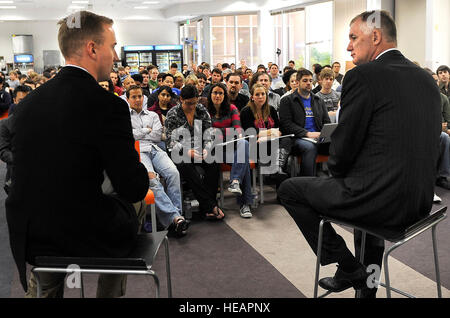 Stellvertretender Verteidigungsminister William J. Lynn III und ehemalige US Marine Don Faul, Facebook? s Direktor für Online-Operationen, sprechen Sie mit Mitarbeitern auf der Website? s Sitz in Silicon Valley, Kalifornien, 28. April 2010. (DoD von Master Sergeant Jerry Morrison, US Air Force Stockfoto