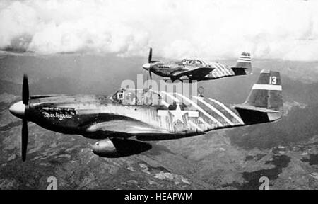 North American P-51A zwei Schiff Bildung die 1. Luft-Kommandos. Hintergrund (#1) Flugzeug geflogen von C.O Phil Cochran; #13 Miss Virginia geflogen von stellvertretender Kommandeur Petty. (US) Stockfoto