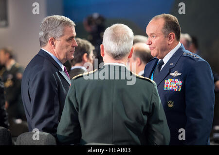 Gen Phil Breedlove (rechts), wird Supreme Allied Commander Europe, Douglas Edward Lute (links), die Vereinigten Staaten ständiger Vertreter der NATO und gen Knud Bartels (Mitte), Vorsitzender des Militärausschusses, Austausch von Ideen als Tagung des Nordatlantikrats auf Ebene der Staats- und Regierungschefs der NATO Summit 2014, Newport, Wales, kick-off das Vereinigte Königreich. (NATO Edouard Bocquet) Stockfoto