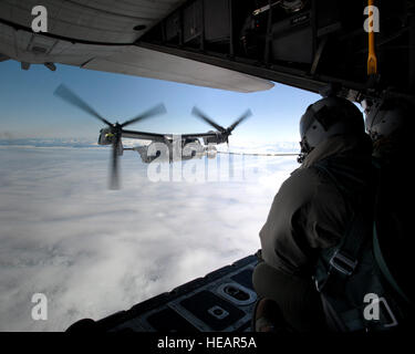 Ein CV-22 Osprey erhält Kraftstoff 21. Juni 2013, vor der Küste Grönlands durch ein 7. Special Operations Squadron MC - 130 H Combat Talon II. Das Flugzeug landete in Island während seiner Reise zur Royal Air Force Mildenhall, England, Crew Rest und Betankung ermöglichen. Die CV-22, die 7. Special Operations Squadron zugewiesen ist das erste von 10 geplant, als Bestandteil der 352. Special Operations Group-Erweiterung zu gelangen, das bis zum Ende des Jahres 2014 dauern wird. Senior Airman Laura Yahemiak) Stockfoto