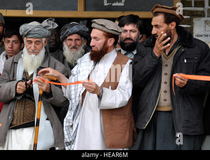 NURISTAN Provinz, Afghanistan – Regierung und Gemeindeleiter schneiden das Band an einem Solar-Panel-Strom-Projekt in Nangaresh 21 Februar. Das Projekt, gesponsert von der Vereinigte Staaten Agentur für internationale Entwicklung und Nuristan Provincial Reconstruction Team wird Licht und Strom für die jungen und Mädchen Schulen im Dorf bieten. Die PRT arbeitet, um nachhaltige Infrastrukturprojekte zur Verbesserung der Lebensumstände der afghanischen Bürger nach Jahrzehnten des Krieges aufzubauen.  Chief Master Sgt. Richard Simonsen, Nuristan Provincial Reconstruction Team Public Affairs) (veröffentlicht) Stockfoto