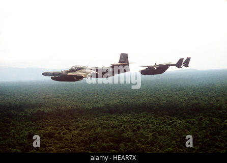 Eine Luft-Luft-links Blick auf OA-37 b Dragonfly Flugzeug aus der 169. Tactical Air Support Squadron, Illinois Air National Guard, links, und als o-2 Skymaster Flugzeug vom 24. zusammengesetzten Flügel in Bildung während der Übung GRANADERO I. Stockfoto