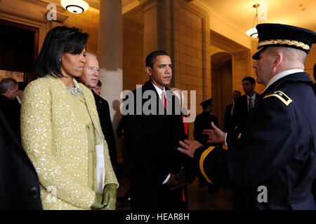 First Lady Michelle Obama, Vize-Präsident Joe Biden, Präsident Barack Obama und Jill Biden Treffen mit US-Armee Generalmajor Richard J. Rowe Jr., Vorsitzender des Armed Forces Eröffnungskomitee, vor dem Pass im Rückblick auf die Ostfassade des Kapitols während 56. Amtseinführung des Präsidenten in Washington, D.C., am 20. Januar. 2009 mehr als 5.000 Männer und Frauen in Uniform bieten zeremonielle Militärhilfe zur Amtseinführung Präsidenten, eine Tradition, die auf Washingtons 1789 Einweihung zurückgeht.   Techn. Sgt Suzanne M. Day, US Air Force Stockfoto