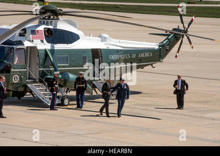 Präsident Barack Obama tritt aus "Marine One" auf gemeinsamer Basis Andrews, MD., und wird von Oberst J.C. Millard, 89th Airlift Wing Commander, die ihn zu 'Air Force One,' 4. Mai 2015 begleitet begrüßt. Vor der Abfahrt Obama erkannt eine Formation der Presidential Logistik Squadron Flieger von der 89th Airlift Wing und zog durch zwei vier-Säulen-Formationen jeder Flieger Hand zu schütteln.  Senior Master Sergeant Kevin Wallace /) Stockfoto