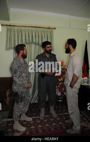 : GHAZNI Provinz, Afghanistan (21 Aug) - links nach rechts und von U.S. Navy Commander Jeremy Van Frank, Ghazni Provincial Reconstruction Team des Vorstands aus San Diego, Kalifornien, und Stetson Sanders, Department of State Vertreter aus Sacramento, Kalifornien, der mit der PRT Ghazni, arbeitet sprechen an der neuen afghanischen National Polizeichef, Oberst Zelawar Zahid, 21 Aug. Hauptquartier der ANP in Ghazni Stadt. Oberst Zahid kamen in Ghazni letzte Woche aus der Provinz Wardak und sprach liebevoll von seiner Beziehung in der Vergangenheit mit der PRT und Französisch Task Force in der Provinz Kapisa. Er sagte dem Team, dass er in der m Stockfoto