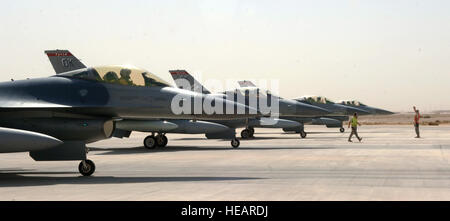 F-16 Fighting Falcons von der Air National Guard 138. Kämpfer-Flügel, mit Sitz in Tulsa, Oklahoma, Ankunft am Joint Base Balad, Irak, Sept. 18. Die f-16 werden auf der 332. Expeditionary Jagdstaffel für eine zwei-Monats-Bereitstellung bereitgestellt. Techn. Sgt. Richard Lisum) Stockfoto