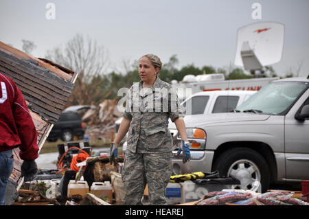 US Air Force Airman 1st Class Tracy Barnhill, 137. Pflegegruppe Umfragen Schaden zum Haus ihrer Mutter, nach ein verheerender Tornado die Häuser der Menschen in Moore, Oklahoma, 20. Mai 2013 getroffen.  Senior Airman Mark Hybers) Stockfoto