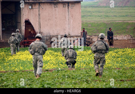 Soldaten mit Delta Company, 2. Bataillon, 7. Kavallerie-Regiment, 4th Brigade Combat Team, 1. Kavallerie-Division von Fort Bliss, Texas, wie sie die Ninive antiken Ruinen, 4 April, Mosul, Irak patrouillieren.  Staff Sgt. Vanessa Valentine) Stockfoto