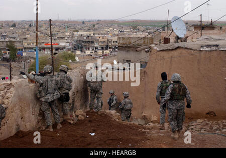 US-Armeesoldaten mit Delta Company, 2. Bataillon, 7. Kavallerie-Regiment, 4th Brigade Combat Team, 1. Kavallerie-Division von Fort Bliss, Texas, suchen eine alte Mosul Nachbarschaft, 4 April, Mosul, Irak. (Staff SGT Vanessa Valentine) Stockfoto