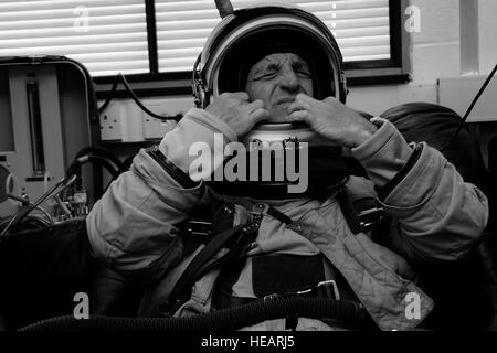 US Air Force Generalmajor Cory Bartholomew, u-2 Dragon Lady Pilot aus dem 9. Reconnaissance Wing, stellt seinen Helm beim Pre-Flight-Verfahren bei RAF Fairford, Vereinigtes Königreich, 6. Juni 2014. Helm und Druck Anzug getragen von u-2 Piloten müssen richtig eingebaut werden, um maximale Funktionalität zu gewährleisten.  Staff Sgt Jarad A. Denton Stockfoto