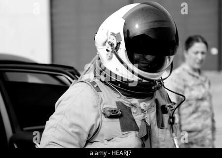 US Air Force Generalmajor Cory Bartholomew, u-2 Dragon Lady Pilot aus dem 9. Reconnaissance Wing, blickt auf sein Flugzeug vor dem Flug an RAF Fairford, Vereinigtes Königreich, 6. Juni 2014. Bartholomäus, der festgelegt ist, in den Ruhestand Oktober 2014, sagte, es wird schwierig sein, etwas zu tun zu finden, die so befriedigend wie Pilotierung der Dragon Lady ist.  Staff Sgt Jarad A. Denton Stockfoto