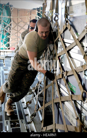 Flieger aus der 89. Antenne Port Squadron Last Paletten auf einer c-17 Globemaster III bereit 12. März 2011, auf gemeinsame Basis Andrews, MD. Lufttransport Flieger aus der 89. Antenne Port Geschwader 14 Paletten technische Search and Rescue-Ausrüstung, einschließlich aufblasbare Rettungsboote Swift-Wasser, Generatoren, Graben Rettungs- und Schneidausrüstung. Das Getriebe ist transportiert von c-17 zu unterstützen, nachdem ein Erdbeben und einen Tsunami Japan 11. März 2011 getroffen. Senior Airman Perry Aston) Stockfoto