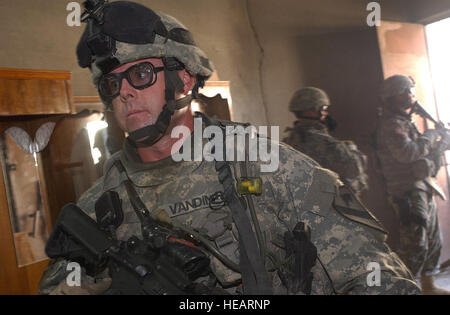 Capt Todd Vandine, Bravo Company Commander, 2. Bataillon, 7. Kavallerie-Regiment, 4th Brigade Combat Team, 1. Kavallerie-Division von Fort Bliss, Texas, sucht eine versteckte Waffenlager bei einem Überfall auf eine Möbelfabrik in Mosul, April 10. Stockfoto