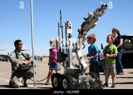 Staff Sgt Brandon Pfannenstiel, 27. Special Operations Squadron hoch-und Tiefbau, zeigt Kinder den F-6A-Roboter beim Tag der offenen Tür bei Cannon Air Force Base, N.M., 24. September 2011. Der F-6A-Roboter wurde während der Munition-Anzeige auf der Veranstaltung gezeigt.  Airman 1st Class Xavier Lockley) Stockfoto