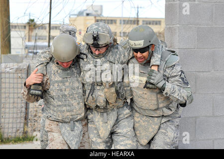 US Armee Sgt. 1. Klasse Matthew Girad erfolgt durch US Marine Sgt. Trevor Andrews und US Air Force Master Sgt. Eric Moss, während sie Raum Clearing während kleine Einheit Taktik training hier 14. März 2015, im Rahmen der betrieblichen Vertrag unterstützt gemeinsame Übung 2015 zu üben. In der Übung sollen rund 1.000 Soldaten, Matrosen, Piloten, Marines und Zivilisten. Girad ist Spezialist für Vertrag mit dem 918th Contracting-Bataillon in Fort Carson, Colorado Andrews ist ein Vertrag-Spezialist in Twentynine Palms, Kalifornien, und Moss ist ein Auftraggeber Offizier aus der 1st Special Operations Contracting Squadron Stockfoto
