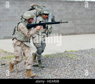 US Armee Sgt. 1. Klasse Matthew Girad erfolgt durch die US Air Force Master Sgt. Eric Moss, während US Marine Sgt. Trevor Andrews Abdeckung während kleine Einheit Taktik training hier 14. März 2015, im Rahmen der betrieblichen Vertrag unterstützt gemeinsame Übung 2015 bietet. Die Krieger aufgabenbezogene Ausbildung ist der erste von drei Phasen des OCSJX-15 hier durchgeführt. Girad ist Spezialist für Vertrag mit dem 918th Contracting-Bataillon in Fort Carson, Colorado Andrews ist ein Vertrag-Spezialist in Twentynine Palms, Kalifornien, und Moss ist ein Auftraggeber Offizier aus der 1st Special Operations Contracting Squadron in Hurlburt Field Stockfoto
