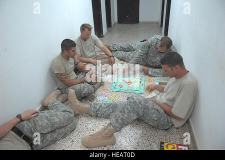 US-Armeesoldaten mit 27. Infanterie-Regiment, 2. Bataillon, 3. Brigade Combat Team, 25. Infanterie-Division, machen Sie eine Pause bei Forward Operating Base Bernstein, Irak, eine Brettspiel zu spielen, vor der Teilnahme an Betrieb Bronco Ripper, Juni 15. Während des Betriebes des Irak und der US-Armeesoldaten humanitäre Hilfsgüter geliefert und Häuser, um Platz für den künftigen Betrieb gesucht. Stockfoto