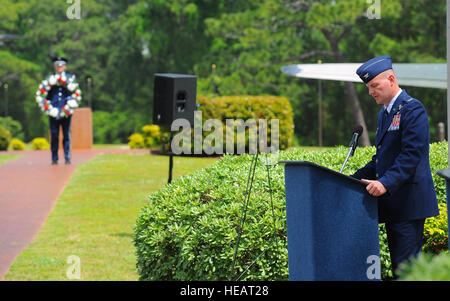 Oberst Shawn Cameron, 1st Special Operations Group Kommandant, spricht bei der Operation Eagle Claw Zeremonie in der Luft-Park auf Hurlburt Field, Florida, 24. April 2014. Wie US-Truppen bereit, Abbruch der Operation Eagle Claw, einer der Hubschrauber stürzte in ein Transportflugzeug, die Soldat innen und Turbinentreibstoff enthalten. Das resultierende Feuer acht Service-Mitglieder getötet und das Flugzeug zerstört. (US Air Force Photo/Airman 1st Class Jeff Parkinson) Stockfoto