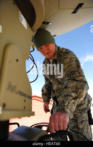 Air Force Staff Sgt Todd Pace, ein Funker, Telefon zugewiesen 4. Brigade spezielle Truppen Bataillon, 4th Brigade Combat Team, 101. US-Luftlandedivision, prüft Kabelverbindungen zwischen einem Satellitenantennen, die Mitteilungen an die Armee und die afghanische Kräfte bei nach vorn base Rushmore in der Provinz Paktika, Afghanistan, 11. März 2011 zur Unterstützung der Operation Enduring Freedom bietet.  Tempo ist das einzige Luftwaffe Personal zur Unterstützung der US-Armee und die afghanische Kräfte am entfernten Standort zugewiesen. Seiner Heimat Einheit ist die 47. Kommunikation Geschwader aus Laughlin Air Force Base, Te Stockfoto