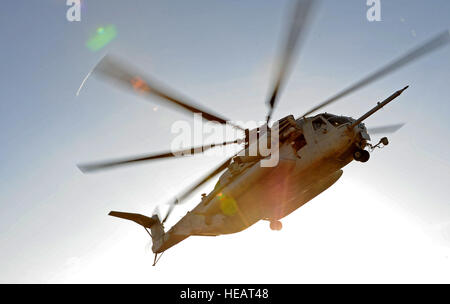 Ein CH-53E Super Stallion, 464. schwere militärische Hubschrauberstaffel, kommt schnell zur Landung 27. November 2012 im Grand Bara Wüste, Djibouti. Der Super-Hengst war Abholung Pararescuemen der US Air Force mit der 82nd Expeditionary Rescue Squadron und US Armee-Anblick-Sicherheits-Team Mitglieder, 2nd Battalion, 138. Feldartillerie-Regiment.  Airman 1st Class Nicholas Byers / veröffentlicht) Stockfoto