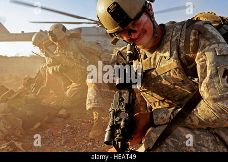 US Air Force Pararescuemen, 82. Expeditionary Rescue Squadron und US Armee-Anblick-Sicherheits-Team-Mitglieder, abwenden von einer Landung CH-53E Super Stallion, 464. schwere militärische Hubschrauberstaffel, 27. November 2012 im Grand Bara Wüste, Djibouti. 82. ERQS Pararescuemen wurden Berg Rettungstechniken üben.  Airman 1st Class Nicholas Byers / veröffentlicht) Stockfoto