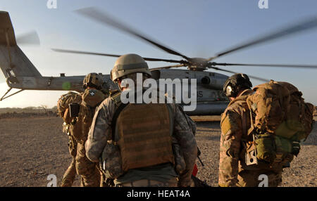 US Air Force Pararescuemen bereiten 82. Expeditionary Rettung Squadron(ERQS) und US Armee-Anblick-Sicherheits-Team-Mitglieder an Bord ein CH-53E Super Stallion, 464. schwere militärische Hubschrauberstaffel, 27. November 2012 im Grand Bara Wüste, Djibouti. 82. ERQS Pararescuemen wurden Berg Rettungstechniken üben.  Airman 1st Class Nicholas Byers / veröffentlicht) Stockfoto