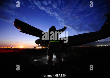 CAMP MARMAL, Afghanistan – US Air Force Tech Sgt. Donnyell Williams, ein Flugzeug-Wartungstechniker zugewiesen 621st Kontingenz Antwort Flügel von Joint Base McGuire-Dix-Lakehurst, New Jersey, signalisiert, dass die Flügelspitze eine Dover Air Force Base C - 5M Super Galaxy ist frei von Hindernissen wie es in eine Parklücke am Camp Marmal, Afghanistan 26. Januar 2013 gedrückt wird. 621 CRW wird nach vorne auf die NATO-Lager gerne mit der geplanten Bewegung von zwei US-Armee-Luftfahrt-Task-Forces bereitgestellt.  Techn. Sgt. Parker Gyokeres) Stockfoto