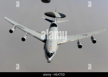 Eine e-3 Sentry, auch bekannt als zerstreute Warnung und Leitsystem oder AWACS, aus der 960th Expeditionary Luft Air Control Squadron kehrt in seine Mission zur Unterstützung der Operation Enduring Freedom nach wird von einer KC-135 Stratotanker aus der 340. Expeditionary Air Refueling Squadron, 18. Juni 2011 betankt. AWACS bietet Situationsbewusstsein freundlich, neutral und feindlichen Tätigkeit, Befehl und Kontrolle der Zuständigkeit, Gefechtsführung Theater Kräfte der Warnung der gegnerische Aktionen bei gemeinsamen, All-Höhe und Allwetter-Überwachung der Schlacht Raum, und verlängerte verbündet, ein Stockfoto