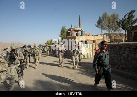 Oberst Gul Mohammed (rechts), Kommandant der Afghanischen Nationalpolizei, Takthepol Bezirk von Afghanistan, führt US-Armee Soldaten der 3. Zug, Bear Truppe, 8. Staffel, 1. Kavallerie-Regiment, 5. Brigade, 2. US-Infanteriedivision, außerhalb seiner Station Eintrag Kontrollverfahren, 13 Mai zu beobachten. : Techn. Sgt Michele A. Desrochers) Stockfoto