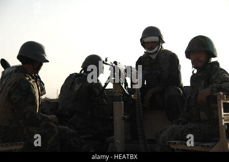 Ein Operational Detachment Alpha-Team bereitet sich auf roll-out nach einer medizinischen Tätigkeit in Khakrez, Afghanistan. Sie beluden medizinische Versorgung und Fahrzeuge überprüft. Die Nationalarmee Afghanistan kam den Konvoi zur Erhöhung der Sicherheit. Stockfoto