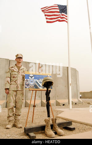 Airman First Class Zachary DeJesus, 407th Expeditionary Sicherheit Kräfte Squadron, Ali Luftwaffenstützpunkt, Irak, Wachen Satnds über das Denkmal des Staff Sgt John selbst während einer gefallenen Flieger Zeremonie auf Ali Air Base am 28. Mai 2007.  Staff Sgt selbst gehörte zur 732. Expeditionary Sicherheit Kräfte Squadron versetzt, Camp Bucca, Irak, Sicherheitskräfte und 14. Mai 2007 durch eine improvisierte Explosive Vorrichtung während einer Patrouille getötet wurde.     Master Sergeant Robert W. Valenca (freigegeben) Stockfoto