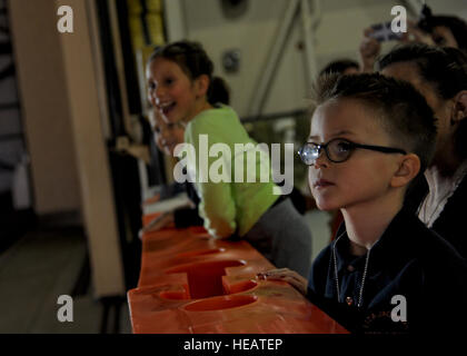 Die Gesichter der Kinder leuchten, wie sie ihre Eltern aus dem Flugzeug und in Richtung zu ihnen gehen an Operation Homecoming auf die Flightline in Hurlburt Field, Florida, 8. Januar 2012 zu sehen. Operation Heimkehr ist ein Programm erstellt, um nach Hause Flieger aus den letzten Bereitstellungen begrüßen zu dürfen.  Flieger 1. Klasse Benjamin Kim) Stockfoto