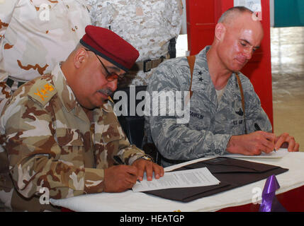 Unterzeichnen Sie Generalleutnant Rashid Flayah Muhammad Al-Halifi, Samarra Operations Center Kommandant und Generalmajor Craig Franklin, 332. Expeditionary Air Wing Commander Memorandum of Understanding bei der Eröffnungsfeier für die irakische Armee Einrichtungen 16. August 2010, Joint Base Balad, Irak. Das Memorandum ist eine formalisierte Grundlage der neuen Partnerschaft zwischen den beiden Kräften. Die Eröffnung der Anlage ist ein Schritt in die Verantwortlichen Absenkung der US-Streitkräfte im Irak. Die gesamte Basis wird an die Regierung des Irak vor Ende 2011 gewendet werden. General Franklin stammt aus Chicago, General Rash Stockfoto