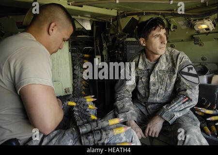 US-Armeesoldaten mit Alpha Company, 12. Infanterie-Regiment, 1. Kavallerie-Division, Vorrat an Munition bevor Sie sich auf Patrouille im vorwärts Operating Base Schlachtross, Irak, März 29. Stockfoto