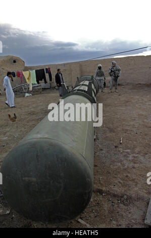 US-Armeesoldaten suchen Sie den Artikel von Interesse, die aus der Luft sah aus wie eine mögliche Mörtel Start Gerät in das Dorf Hamaria, Provinz Kirkuk, Irak, April 3. US-Soldaten sind mit 2nd Platoon, Alpha Company, 2. Bataillon, 3. Infanterie-Brigade, 35. Infanterie-Regiment 25. Infanterie-Division. Stockfoto