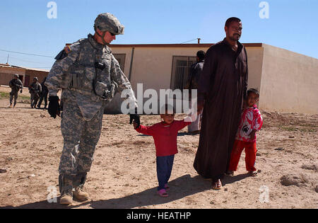 U.S. Army Major Mark Reeves, 2. Bataillon, 7. Kavallerie-Regiment, 4th Brigade Combat Team, 1. Kavallerie-Division, mit Fort Bliss, Texas, Spaziergänge mit der Familie in der Al-Dschazira-Wüste Dorf Khubayrat, etwa 30 Kilometer westlich von Mosul, Irak, 25. April 2007. Die Soldaten gereist, um einige Dörfer in der Wüstenregion über Lebensbedingungen und den Status von Schulmaterial im Bereich informieren.  (Staff SGT Vanessa Valentine) (Freigegeben) Stockfoto