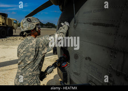 US Armee Sgt. Sonia Alcala 149 Luftfahrt-Regiment, Erdöl und Versorgung-Experte, tankt einen UH-60 Hubschrauber während Betrieb Papercut auf gemeinsamer Basis San Antonio-Camp Bullis, Texas, 1. März 2014. Betrieb Papercut ist ein Texas Army National Guard Bereitstellung Training Übung mit Luftangriff, Ausbildung, medizinische Luft und Boden Evakuierung und dringend notwendiger medizinischer Behandlung.  Airman 1st Class David R. Cooper) Stockfoto