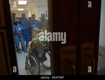 US Armee Sgt. Brendan Marrocco besucht Joint Craig Theater medizinische Krankenhauspersonal während Betrieb richtige Ausfahrt Bagram Air Field, Afghanistan, 28. Mai 2014. Das Programm soll ein Gefühl des Stolzes und der Schließung für Soldaten schwer verletzt in der Linie der Pflicht zu gewinnen. Morroco sprach über seine Erfahrungen und Verletzungen während bereitgestellt. Morroco ist derzeit im Ruhestand und ein Eingeborener von Staten Island, NY  Staff Sgt Evelyn Chavez Stockfoto