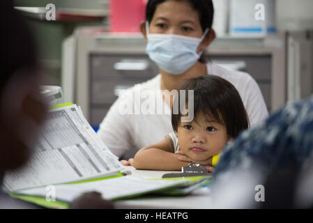 SUBIC BAY, Philippinen (8. August 2015) ein philippinischen Mädchen und ihre Mutter in Patienten Empfang an Bord das Lazarettschiff USNS Mercy (T-AH 19) während der Pazifischen Partnerschaft 2015 einchecken.  Operation Smile cleft Lip und Patientenauswahl, Logistik und Chirurgie für Kinder mit Gaumenspalte durchgeführt. Barmherzigkeit ist derzeit in den Philippinen für seine dritte Mission Hafen PP15. Pazifische Partnerschaft ist in seiner zehnten Iteration und ist die größte jährliche multilaterale humanitäre Hilfe und Disaster Preparedness Hilfsmission in der Indo-Asien-Pazifik-Region durchgeführt. Während der Ausbildung für Krisenbedingungen, Pac Stockfoto