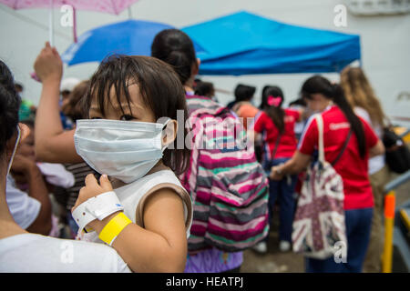 SUBIC BAY, Philippinen (8. August 2015) A Filipino Mädchen wartet das Krankenhaus an Bord Schiff USNS Mercy (T-AH 19) während der Pazifischen Partnerschaft 2015.  Operation Smile cleft Lip und Patientenauswahl, Logistik und Chirurgie für Kinder mit Gaumenspalte durchgeführt. Barmherzigkeit ist derzeit in den Philippinen für seine dritte Mission Hafen PP15. Pazifische Partnerschaft ist in seiner zehnten Iteration und ist die größte jährliche multilaterale humanitäre Hilfe und Disaster Preparedness Hilfsmission in der Indo-Asien-Pazifik-Region durchgeführt. Während des Trainings für Krisenbedingungen Missionen pazifische Partnerschaft bisher ha Stockfoto