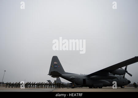 US-Soldaten an Bord eines Flugzeugs Luftwaffe c-130 Hercules während Betrieb Spielzeug fallen 2012 in Fort Bragg, N.C., 8. Dezember 2012. Die Soldaten gespendet neue Spielzeuge im Gegenzug die Möglichkeit, direkt mit einem ausländischen Heli und ausländische Sprung Flügel zu verdienen. Der 15. jährlichen Randy Oler Memorial Betrieb Spielzeug fallen Spielzeug Spenden gesammelt für Kinder und Familien in Not, kombinieren die Bemühungen der Armee-Fallschirmjäger, Hunderte von Freiwilligen und Verbündeten Soldaten und mehr als ein Dutzend Flugzeuge der Air Force in der weltgrößten kombiniert Luft Betrieb.  Staff Sgt Jason Robertson) Stockfoto