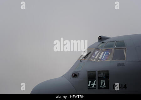 US Air Force Lieutenant Colonel Greg Haynes, eine c-130 Hercules Luftfahrzeugführer bereitet eine multinationale Static-Line Airdrop-Mission mit USA und uruguayische Soldaten in Fort Bragg, N.C., 8. Dezember 2012, im Rahmen des 2012 Randy Oler Memorial Betrieb Spielzeug Drop. Die Bedienung ist eine jährliche Veranstaltung begann in Fort Bragg, in denen US-Fallschirmjäger, die neue, ausgepackt Spielzeug für Kinder Spenden eine Chance erhalten, zu trainieren und springen mit internationalen Jumpmasters.  Staff Sgt Jason Robertson) Stockfoto